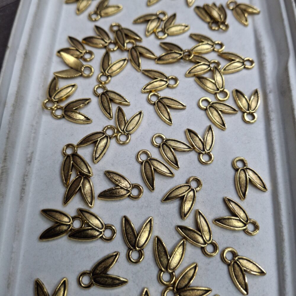leaf charms (20 pcs)