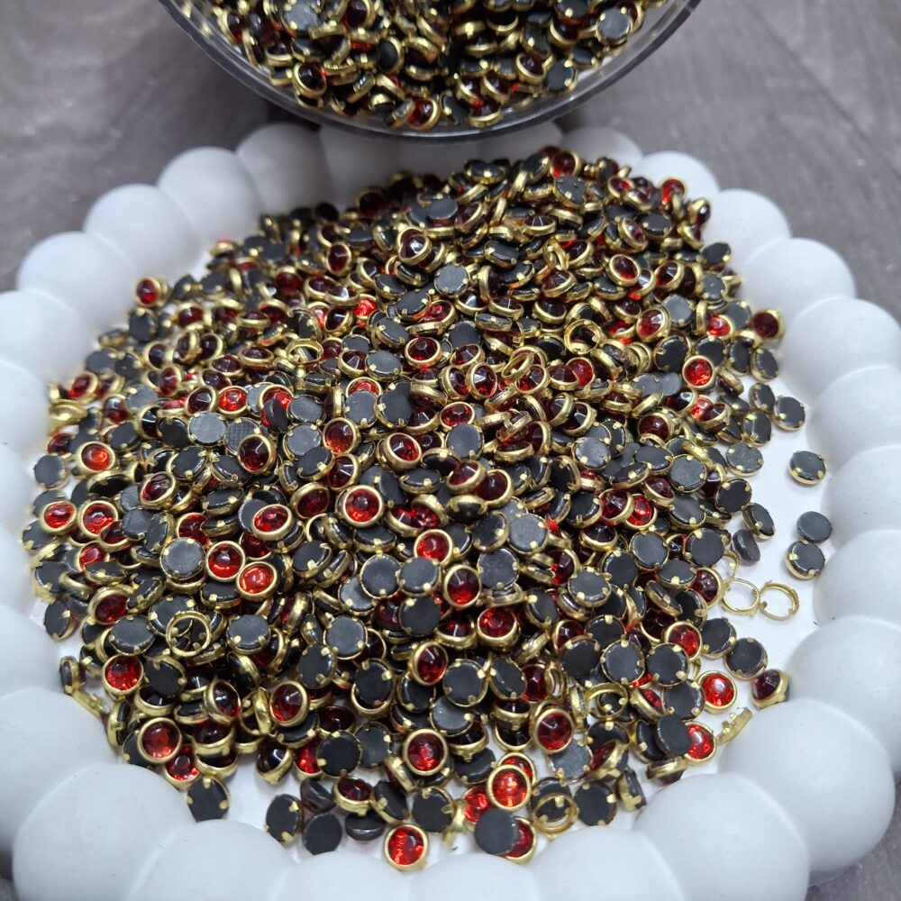 red round 4 mm kundan