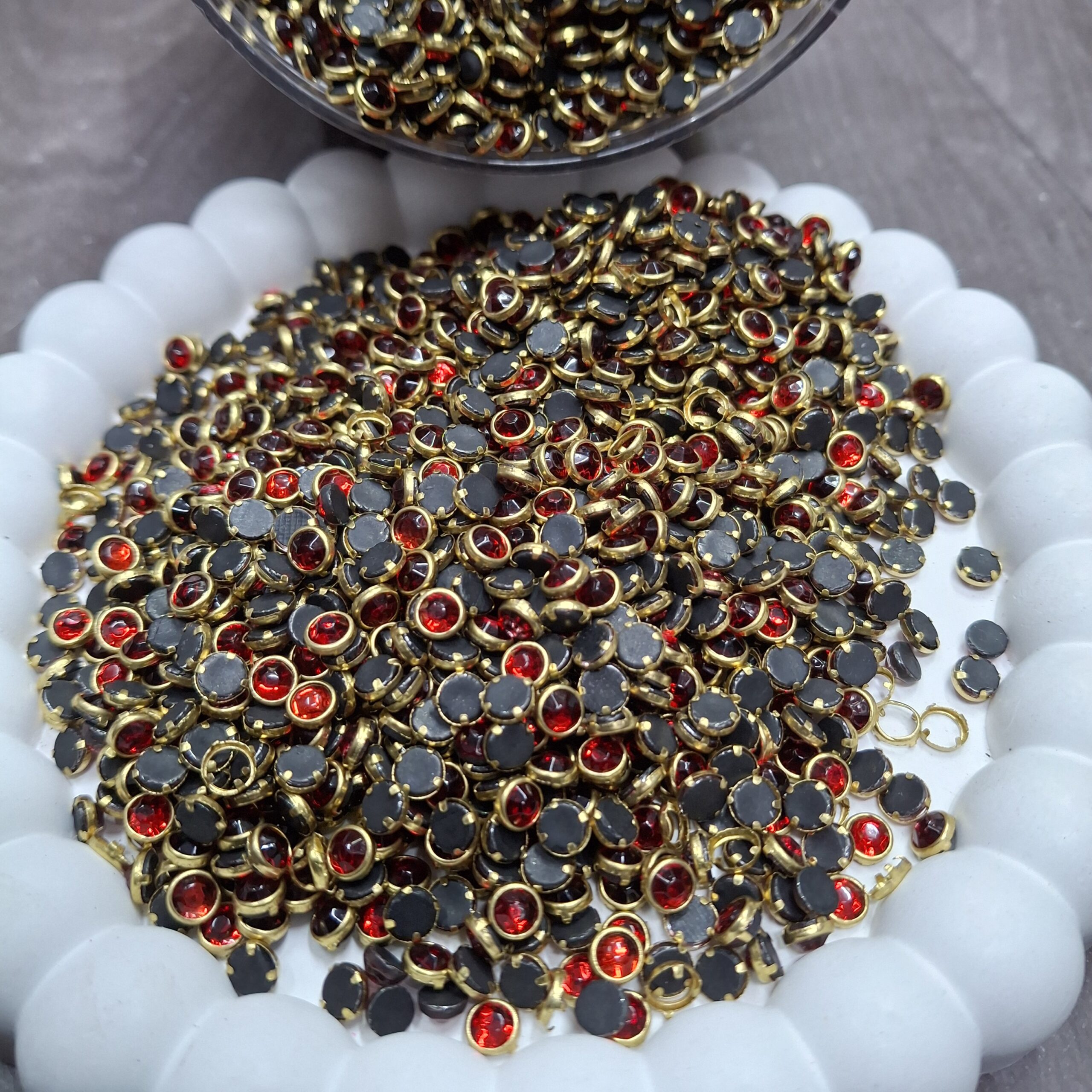 red round 4 mm kundan